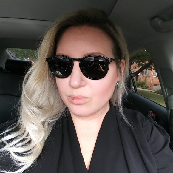 Meet your Posher, Staci - Picture 2 of 2